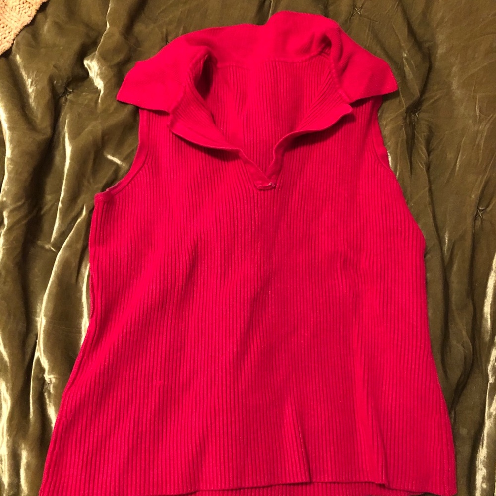 Red collar, slightly cropped tee